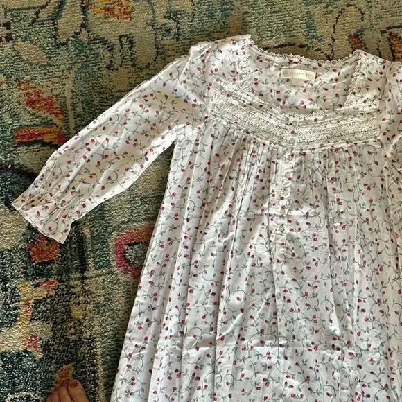 Eileen West White and Red Nightgown with Lace Trim s new without tags